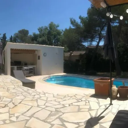 Villa Familiale Dans Un Quartier Residentiel *